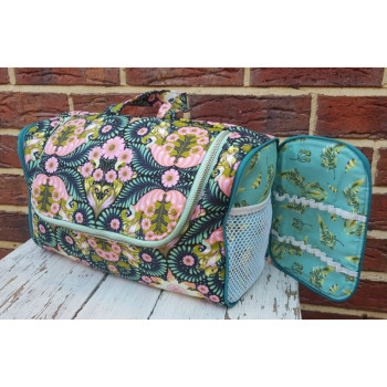 Casey of JC Mila Designs'  Toiletry Tote, pattern by Mrs H